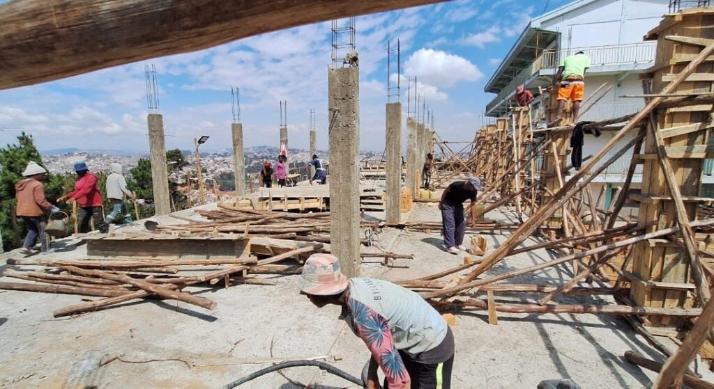 Misijonar Pedro Opeka na Madagaskarju gradi novo osnovno šolo in omogoča šolarjem prehrano s pomočjo Slovenije
