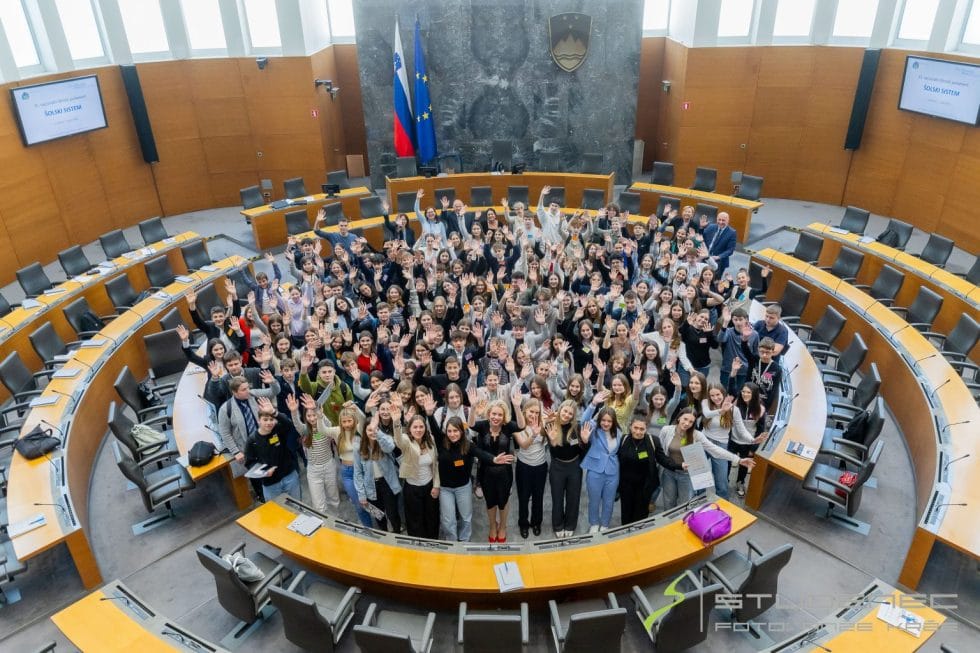 Otroški parlament v DZ: Otroci o šolskem sistemu – priprava na življenje ali le na teste?