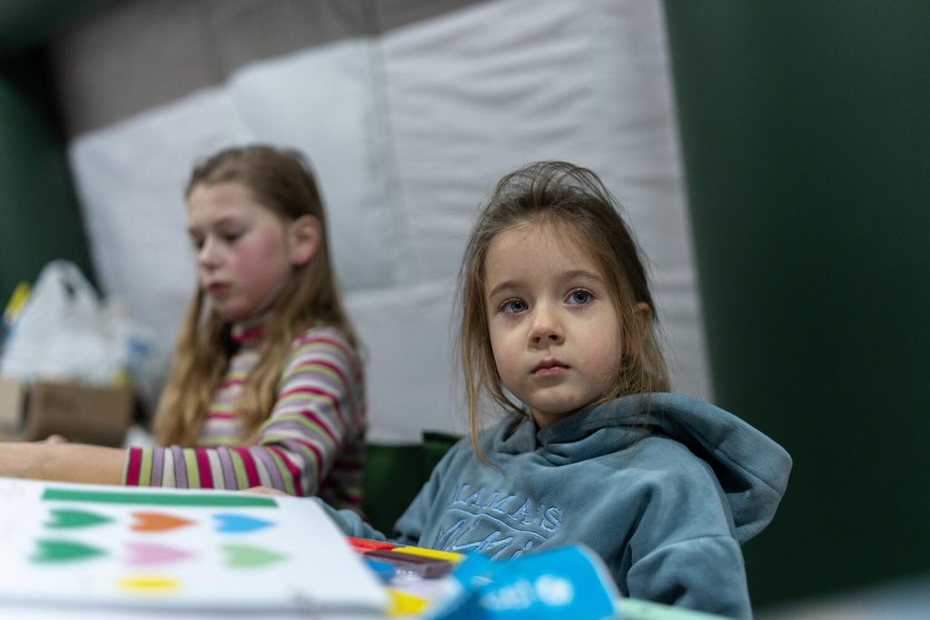 Po štirih letih vojne v Ukrajini več kot tretjina otrok ostaja razseljenih