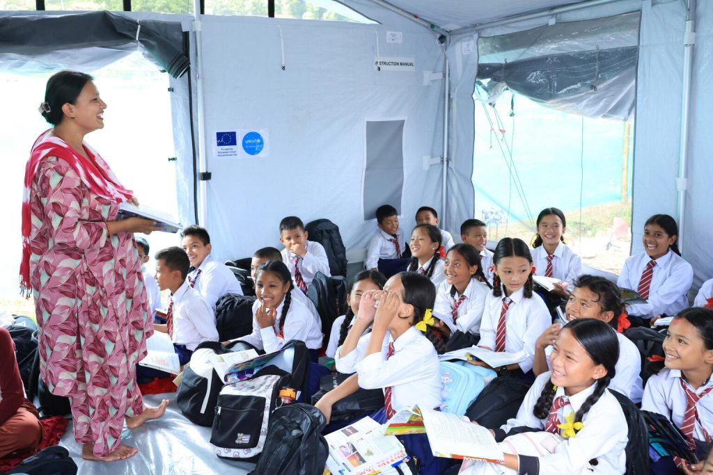 Mesec dni po poplavah v Nepalu: s podporo na področju izobraževanja lahko otroci nadaljujejo z učenjem