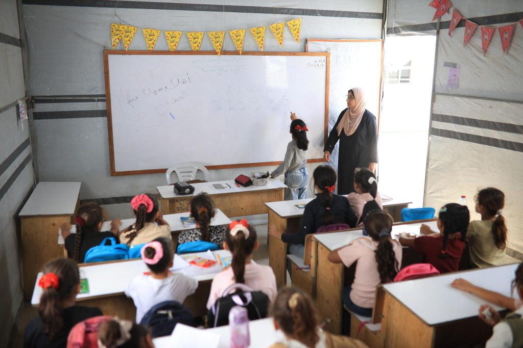 Več kot 500.000 otrok v Gazi se vrača v šolske klopi